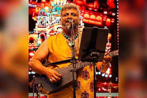 Le Concert Lumineux de Raghu Dixit: Une Nuit Indienne Mélodieuse à Paris!